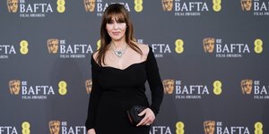 Σαγηνευτική εμφάνιση της Μόνικα Μπελούτσι στο κόκκινο χαλί των BAFTA 2026