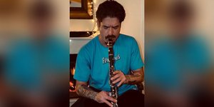 Ο Άρης Μουγκοπέτρος έπαιξε κλαρίνο με δύο δάχτυλα