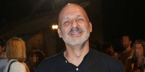 Ο Νίκος Μουτσινάς χαμόγελο