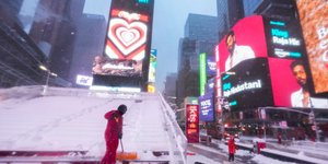 Σφοδρή χιονόπτωση στην Times Square της Νέας Υόρκης