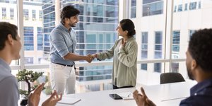 Νέοι εργαζόμενοι σε σύγχρονο εργασιακό περιβάλλον