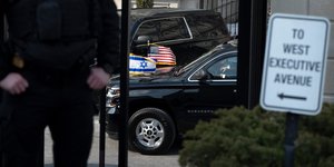 Το αυτοκίνητο που μεταφέρει τον Μπέντζαμιν Νετανιάχου εισέρχεται στον Λευκό Οίκο