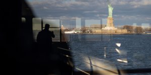 Άποψη από το Άγαλμα της Ελευθερίας στη Νέα Υόρκη, πάνω από το φέρι