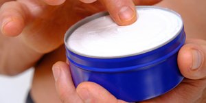 Τη βάζετε λάθος; Φαρμακοποιός αποκαλύπτει πού δεν ενδείκνυται η Nivea στο μπλε κουτί