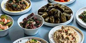 Νηστίσιμα πιάτα από το Noras delicatessen στο Κολωνάκι