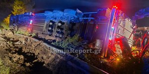 Τούμπαρε νταλίκα στην εθνική οδό Αθηνών-Λαμίας