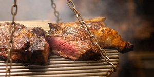 Τσικνοπέμπτη για όλα τα γούστα: Από χασαποταβέρνα στα Ιλίσια μέχρι premium steakhouse στο Κολωνάκι