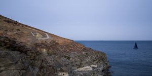 σπηλιά υπόσξαφο κτίριο ξενώνας βράχος θάλασσα Olen Σύρος