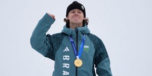 Ο Λούκας Πινιέιρο Μπράατεν πανηγυρίζει με το χρυσό