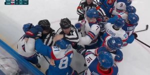 Παίκτες έπαιξαν μπουνιές στον ημιτελικό χόκεϊ στους Χειμερινούς Ολυμπιακούς Αγώνες