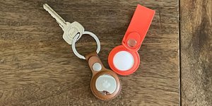 Το AirTag δεύτερης γενιάς, που η Apple λάνσαρε σχεδόν πέντε χρόνια μετά το πρώτο, μοιάζει από μακριά με μια, τρόπον τινά, επανάληψη / APPLE