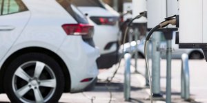 Καθώς το 2030 πλησιάζει, η πρόκληση για τις αρχές και την αγορά είναι να διασφαλίσουν ότι η μετάβαση δεν θα αφήσει πίσω συγκεκριμένες κοινότητες / SHUTTERSTOCK