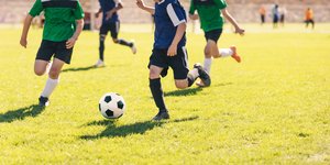 Παιδιά παίζουν ποδόσφαιρο