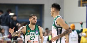 Οι παίκτες του Παναθηναϊκού πανηγυρίζουν τη νίκη επί του Ηρακλή