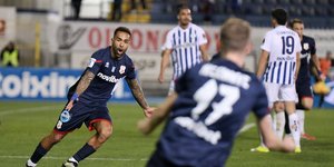 Οι παίκτες του Πανσερραϊκού πανηγυρίζουν το γκολ της ισοφάρισης απέναντι στον γηπεδούχο Ατρόμητο 