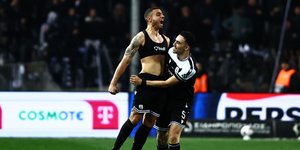 Ο Γιακουμάκης πανηγυρίζει το γκολ που πέτυχε