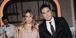 Με ροζ δαντελένιο φόρεμα στο after party των British Academy Film Awards εμφανίστηκε η Κλέλια Ανδριολάτου, στο πλευρό του Χριστόφορου Παπακαλιάτη.