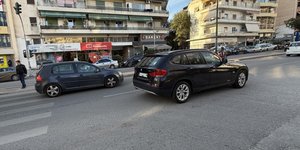 Αδιανόητο σκηνικό στη Μιχαλακοπούλου -Παράτησε το αυτοκίνητο στη μέση του δρόμου και έφυγε [φωτογραφίες]