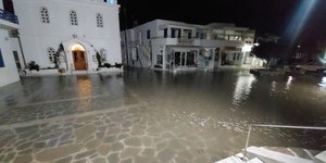 Πλημμύρισαν παραλιακοί δρόμοι της Πάρου 