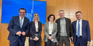 O Aλέξης Πατέλης με τους ομιλητές της παρουσίασης του βιβλίου του