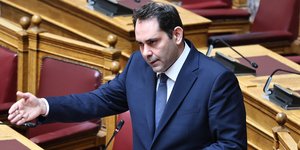 Ο υφυπουργός Εθνικής Οικονομίας και Οικονομικών, Θάνος Πετραλιάς στη Βουλή