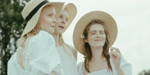 Για μια γυναίκα των μεσοαστικών και ανώτερων στρωμάτων στη Δύση, πριν από λίγες μόλις δεκαετίες, το να βγει στον δρόμο χωρίς καπέλο μπορούσε να εκληφθεί ως κοινωνική πρόκληση / PEXELS