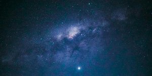 Ο πλανήτης, με την ονομασία HD 137010 b, έχει μέγεθος πολύ κοντά στη Γη  (περίπου 6% μεγαλύτερος) και περιφέρεται γύρω από ένα άστρο παρόμοιο με τον Ήλιο, ολοκληρώνοντας μια πλήρη τροχιά σε περίπου 355 ημέρες / PEXELS