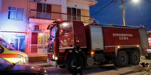 Πυροσβεστικό έξω από σπίτι που έπιασε φωτιά στη Λάρισα