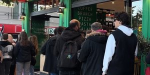 Ουρά έξω από κατάστημα για δωρέα πίτσα