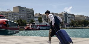 Νεαρός τρέχει να προλάβε πλοίο