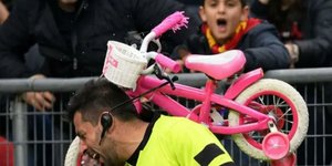 Παιδικό ποδήλατο στο κεφάλι διαιτητή