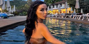 Η Πόπη Μαλλιωτάκη ποζάρει στη πισίνα