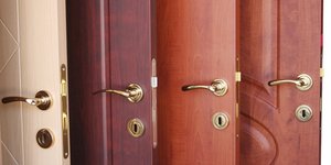 Τέσσερις ξύλινες πόρτες