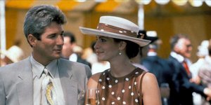 Πώς εξελίχθηκε το φόρεμα «Pretty Woman» που επιστρέφει κάθε χρόνο στα Zara για γάμους, βαφτίσεις και κοινωνικές εκδηλώσεις