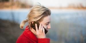 Γυναίκα μιλά στο τηλέφωνο 