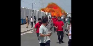 Η στιγμή που συντρίμμια πυραύλου πέφτουν δίπλα σε πολίτες στην Ντόχα του Κατάρ