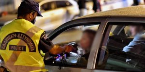 Αλκοτέστ σε μπλόκο της Τροχαίας 