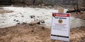 Προειδοποιητική πινακίδα στο σημείο όπου έσπασε ο αγωγός λυμάτων δίπλα στον ποταμό Ποτόμακ