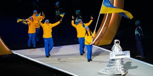 H Ρωσίδα Αναστασία Κουτσέροβα κράτησε το πλακά της ουκρανικής αποστολής στην τελετή έναρξης της χειμερινής Ολυμπιάδας 