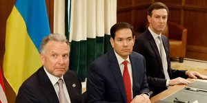 Ο υπουργός Εξωτερικών των ΗΠΑ Μάρκο Ρούμπιο (στη μέση) με τους διαπραγματευτές Στιβ Γουίτκοφ (αριστερά) και Τζάρεντ Κούσνερ (δεξιά) σε παλιότερη συνάντηση με ουκρανική αποστολή