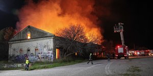 Φωτιά σε εγκαταλειμμένο κτίσμα εντός του πρώην στρατοπέδου Κόδρα στην Καλαμαριά Θεσσαλονίκης