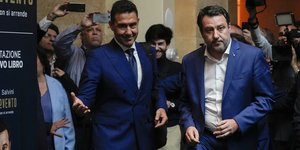 O αρχηγός της ακροδεξιάς Λέγκα, Ματέο Σαλβίνι (δεξιά) με τον υπαρχηγό του κόμματος, Ρομπέρτο Βανάτσι