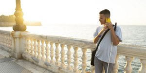 Σήμερα, η τεχνολογία έχει περάσει σε έξυπνα γυαλιά και βοηθούς που λειτουργούν σε κινητό, web και συσκευές, προσφέροντας ανάλυση, σύγκριση και, κάποιες φορές, συμβουλές / WIKIPEDIA