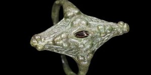 Ένα δαχτυλίδι ηλικίας περίπου 1.000 ετών βρέθηκε πρόσφατα όχι από κάποιον καταξιωμένο αρχαιολόγο, αλλά από έναν συνταξιούχο εθελοντή / BBC SCOTLAND