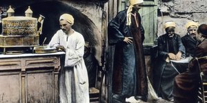 Ο καφές έχει καταγωγή από την Αιθιοπία, όμως ως ρόφημα έγινε πραγματικά «μαζικό» τον 15ο αιώνα στην Υεμένη, όπου διαδόθηκε ιδιαίτερα ανάμεσα σε σούφι που ήθελαν να μένουν ξύπνιοι κατά την προσευχή / WIKIPEDIA