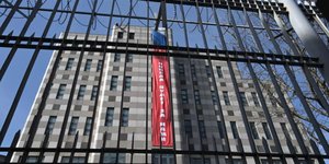 Πανό με το μήνυμα «η νίκη θα είναι δική μας» στη ρωσική πρεσβεία στη Σεούλ 