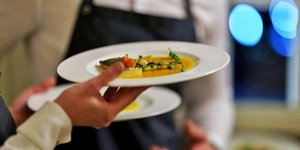 σερβιτόρος πιάτο