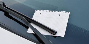 Αλληλογραφία με ραβασάκια στο παρμπρίζ του αυτοκινήτου -Το ελληνικό σημείωμα που «έριξε» το διαδίκτυο