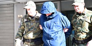 Ο σμήναρχος-κατάσκοπος ενώ αποχωρεί από το Αεροδικείο