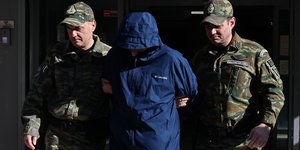 Ο σμήναρχος ενώ αποχωρεί από το Αεροδικείο